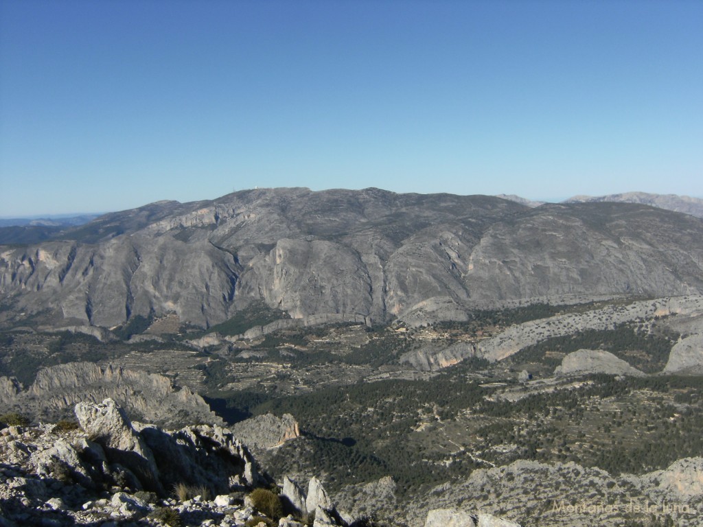 Sierra Aitana, delante de ésta a la izquierda el Alto de la Peña de Sella, y abajo la cresta de Castellets